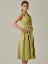 Este vestido sin mangas combina elegancia y sofisticación en cada detalle, su diseño tipo blazer con cierre cruzado realza la silueta con un toque refinado, perfecto para ocasiones especiales. 

Detalles:

Color: Lima
