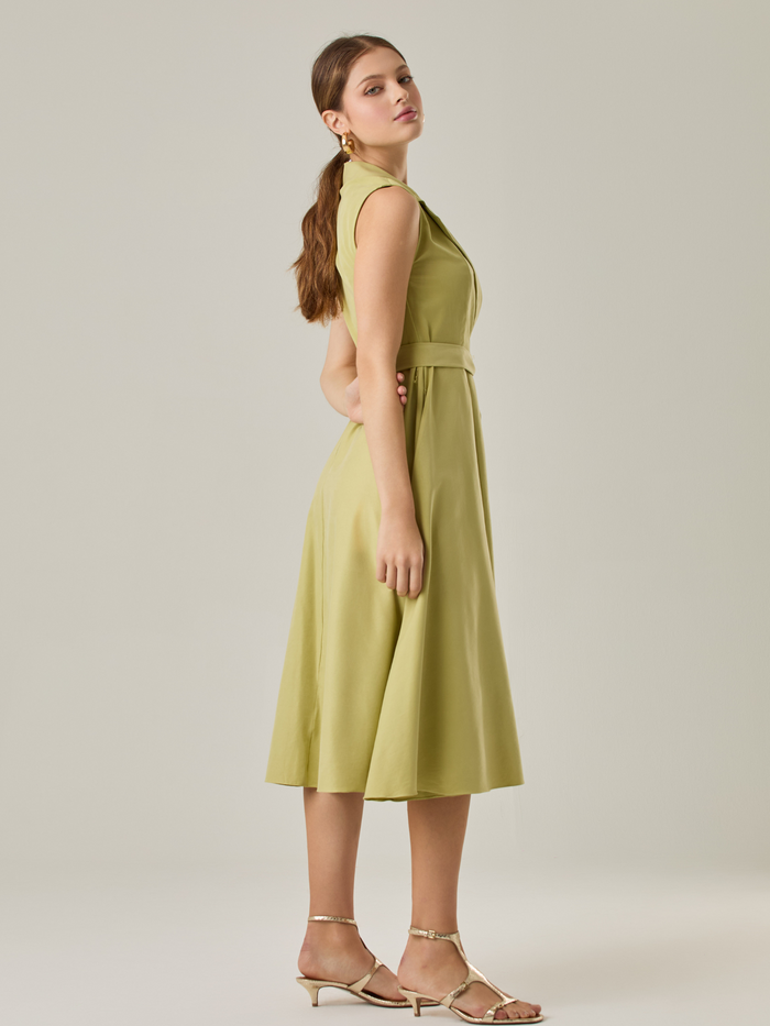 Este vestido sin mangas combina elegancia y sofisticación en cada detalle, su diseño tipo blazer con cierre cruzado realza la silueta con un toque refinado, perfecto para ocasiones especiales. 

Detalles:

Color: Lima