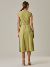 Este vestido sin mangas combina elegancia y sofisticación en cada detalle, su diseño tipo blazer con cierre cruzado realza la silueta con un toque refinado, perfecto para ocasiones especiales. 

Detalles:

Color: Lima

Material: 75% Rayón 25% Tencel.