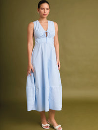 diseño azul suave y caída ligera, perfecto para un look fresco, cómodo y femenino.