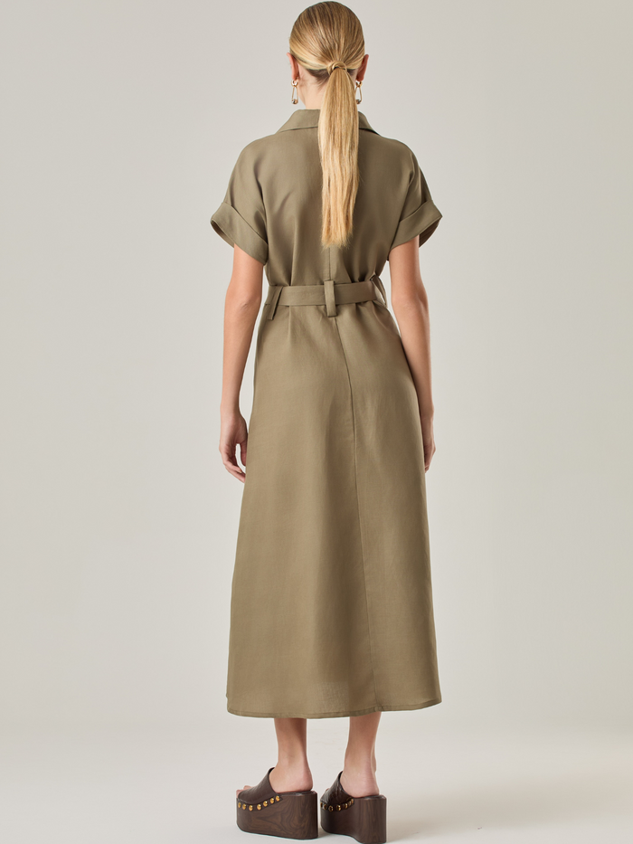 Vestido camisero de silueta midi con botonadura frontal completa y mangas cortas dobladas que aportan un aire relajado. Incorpora un cinturón del mismo material con hebilla forrada que define la cintura y realza la figura. Su estructura lo hace una prenda práctica y atemporal, perfecta para ocasiones casuales o más sofisticadas según cómo se combine.