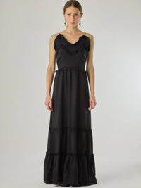 Vestido largo con volantes delicados y silueta fluida, ideal para un look femenino y relajado. Su diseño cómodo y versátil combina elegancia natural con un toque romántico, perfecto para los días cálidos.

Detalles:

Color: Negro

Material: 100% Lyocel