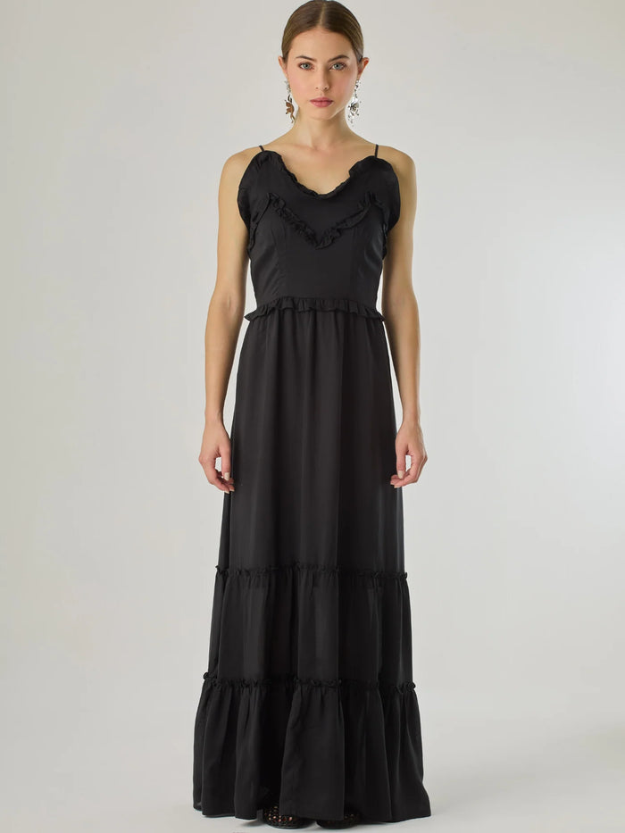 Vestido largo con volantes delicados y silueta fluida, ideal para un look femenino y relajado. Su diseño cómodo y versátil combina elegancia natural con un toque romántico, perfecto para los días cálidos.

Detalles:

Color: Negro

Material: 100% Lyocel