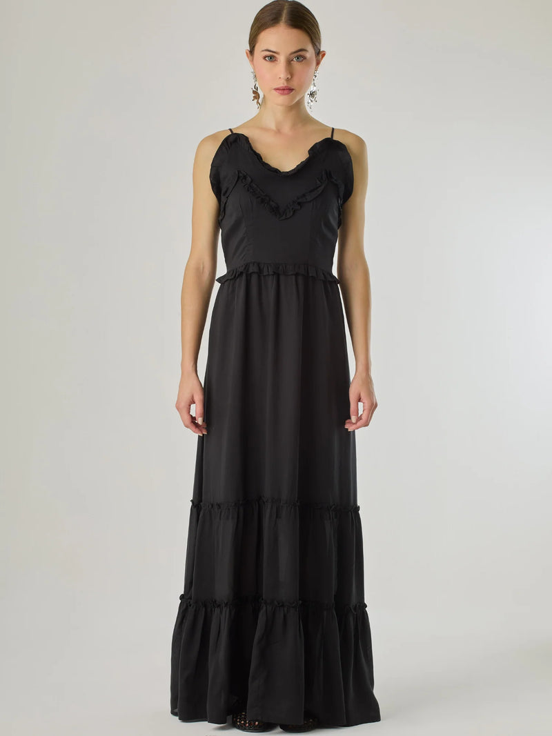 Vestido largo con volantes delicados y silueta fluida, ideal para un look femenino y relajado. Su diseño cómodo y versátil combina elegancia natural con un toque romántico, perfecto para los días cálidos.

Detalles:

Color: Negro

Material: 100% Lyocel
