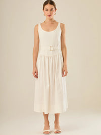 Vestido midi sin mangas con escote redondeado y cinturón decorativo que acentúa la cintura. Su silueta limpia y femenina, junto con la falda con caída suave, lo convierten en una opción elegante y versátil para un look sofisticado y atemporal.

Detalles:

Color: Blanco

Material: 69% Rayo