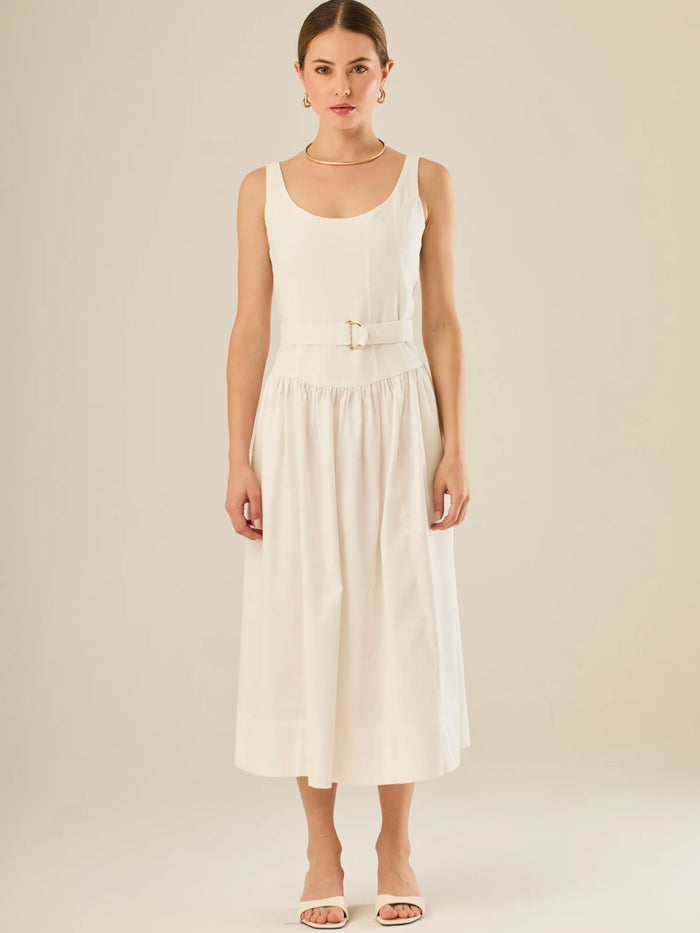 Vestido midi sin mangas con escote redondeado y cinturón decorativo que acentúa la cintura. Su silueta limpia y femenina, junto con la falda con caída suave, lo convierten en una opción elegante y versátil para un look sofisticado y atemporal.

Detalles:

Color: Blanco

Material: 69% Rayo