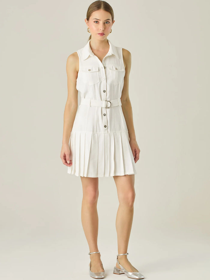 Vestido corto sin mangas con estructura camisera, bolsillos frontales y falda plisada que aporta movimiento y estilo. El cinturón ajustable realza la silueta, logrando un look casual con un toque sofisticado, ideal para días activos con mucho estilo.

Detalles:

Color: Blanco Perla

Material: 93% Rayón 7% Poliéster

Características: Incluye cinturón a tono .