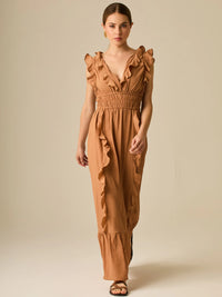 Vestido largo sin mangas con escote en "V" profundo y un diseño con volantes que recorren tanto los tirantes como la parte frontal del busto y la falda. La cintura está fruncida con elástico para dar definición y comodidad, mientras que la falda fluye suavemente con un detalle de volante en el dobladillo, aportando movimiento y un aire femenino al conjunto.

Detalles:

Color: Cafe