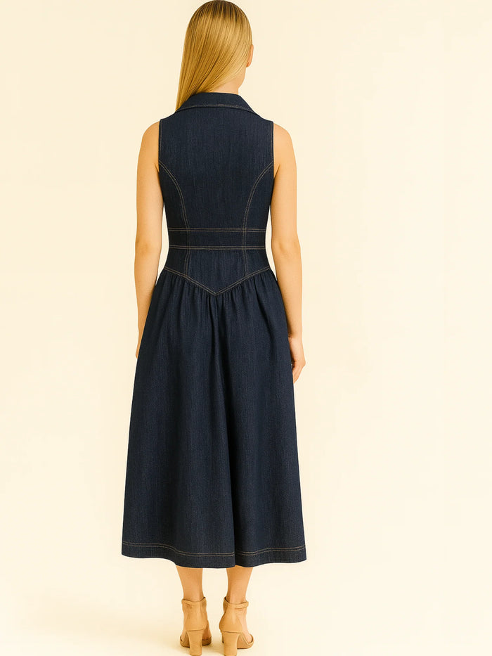 Con una silueta definida y detalles sastre, este vestido midi ofrece un estilo estructurado y femenino. El diseño sin mangas, cuello tipo blazer y costuras marcadas crean un look pulido y contemporáneo. Ideal para días casuales con elegancia o eventos informales donde la comodidad y el estilo se encuentran.