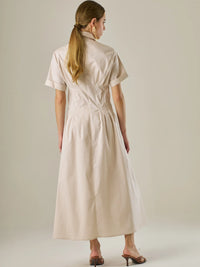 Vestido camisero midi con mangas cortas y falda amplia, ideal para un look elegante y relajado. Su diseño con pinzas en el busto realza la figura con sutileza, mientras que los botones al frente aportan un toque clásico y versátil.

Detalles:

Color: Sand

Material: 97% Algodón 3% Spandex