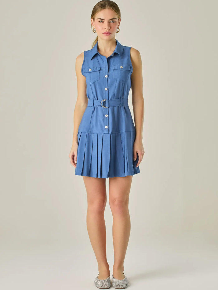 Vestido corto sin mangas con estructura camisera, bolsillos frontales y falda plisada que aporta movimiento y estilo. El cinturón ajustable realza la silueta, logrando un look casual con un toque sofisticado, ideal para días activos con mucho estilo.

Detalles:

Color: Azul

Material: 93% Rayón 7% Poliéster