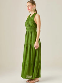 Vestido largo con escote cruzado y espalda descubierta, diseñado con nido de abeja en la cintura que realza la silueta. Su falda amplia en capas añade movimiento y frescura, ideal para un look sofisticado y relajado con un toque natural y encantador.

Detalles:

Color: Verde