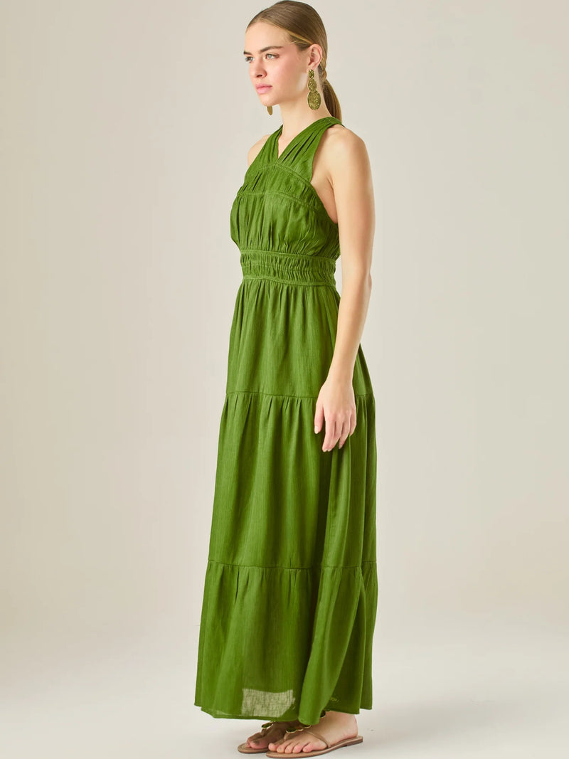 Vestido largo con escote cruzado y espalda descubierta, diseñado con nido de abeja en la cintura que realza la silueta. Su falda amplia en capas añade movimiento y frescura, ideal para un look sofisticado y relajado con un toque natural y encantador.

Detalles:

Color: Verde