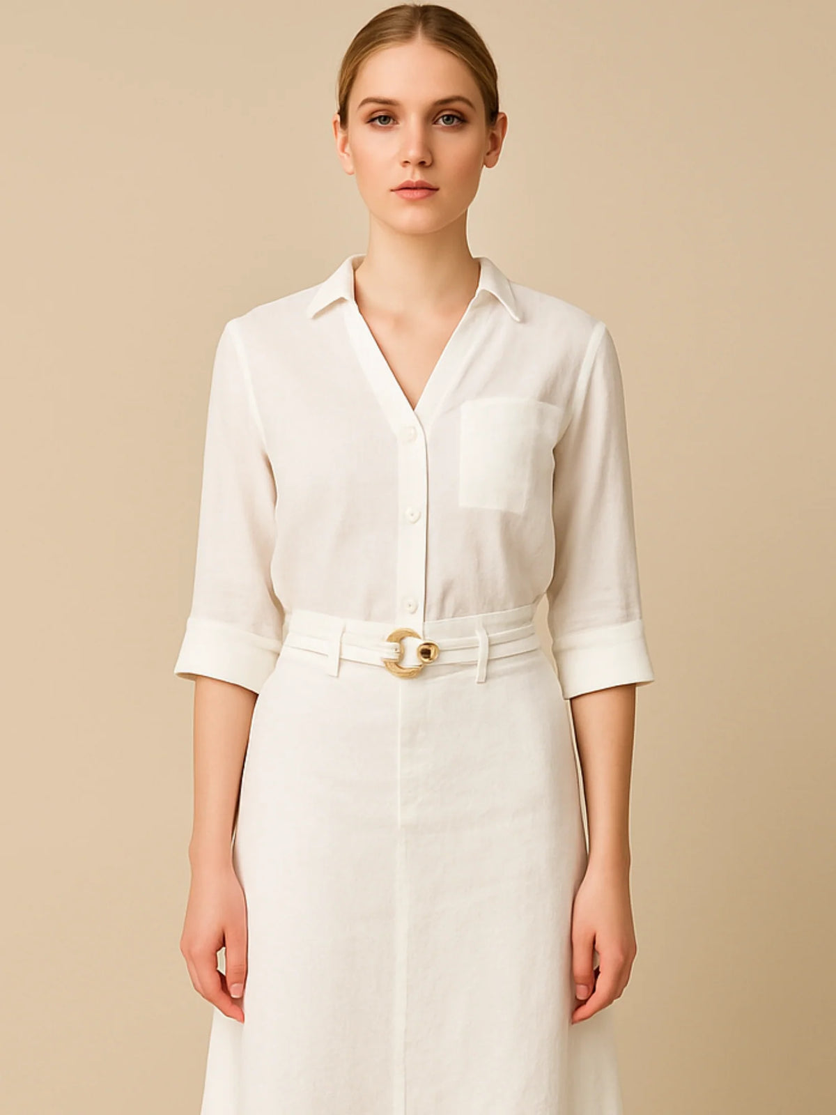 Ligera, versátil y refinada. Esta blusa de corte recto incorpora un bolsillo frontal y cuello camisero para un look pulido sin esfuerzo. Las mangas tres cuartos con puño doblado aportan un aire relajado pero estructurado, ideal para combinaciones formales o atuendos casuales con un toque sofisticado.