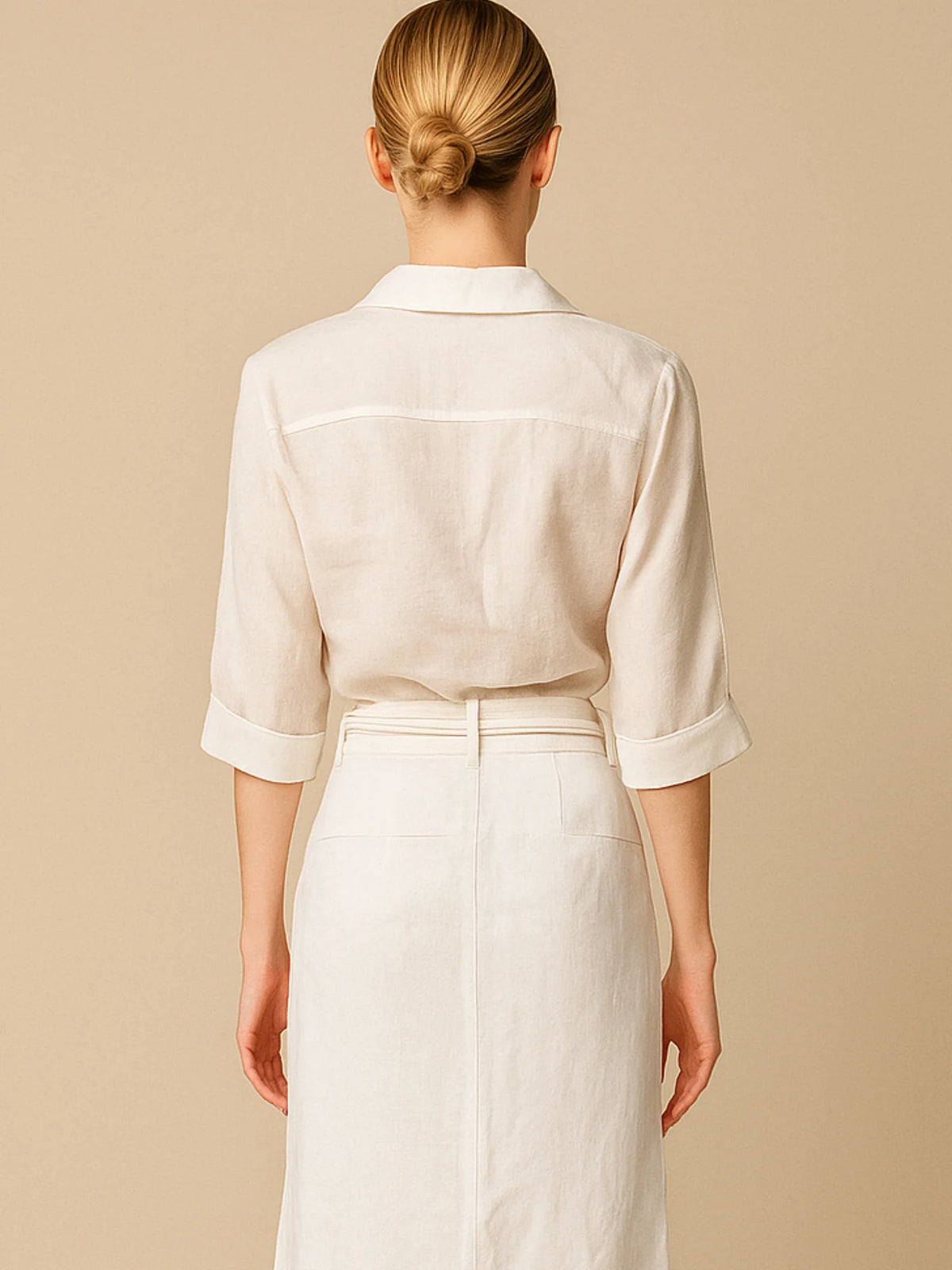 Ligera, versátil y refinada. Esta blusa de corte recto incorpora un bolsillo frontal y cuello camisero para un look pulido sin esfuerzo. Las mangas tres cuartos con puño doblado aportan un aire relajado pero estructurado, ideal para combinaciones formales o atuendos casuales con un toque sofisticado.