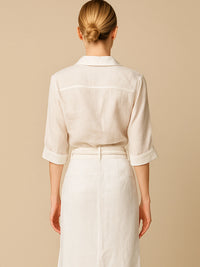 Ligera, versátil y refinada. Esta blusa de corte recto incorpora un bolsillo frontal y cuello camisero para un look pulido sin esfuerzo. Las mangas tres cuartos con puño doblado aportan un aire relajado pero estructurado, ideal para combinaciones formales o atuendos casuales con un toque sofisticado.