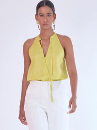 Blusa sin mangas de corte relajado con escote en "V" y delicado detalle de lazo que añade un toque sutil y femenino. Su diseño ligero y elegante la hace ideal para lograr un look fresco, moderno y atemporal

Detalles:

Color: Amarillo