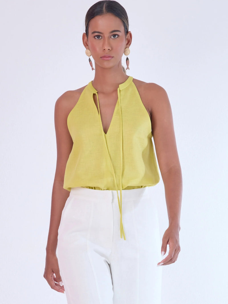 Blusa sin mangas de corte relajado con escote en "V" y delicado detalle de lazo que añade un toque sutil y femenino. Su diseño ligero y elegante la hace ideal para lograr un look fresco, moderno y atemporal

Detalles:

Color: Amarillo