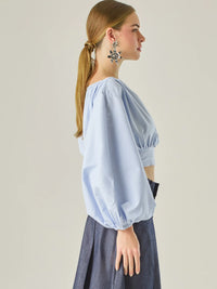 Blusa corta de escote amplio y mangas globo que aportan un aire dramático y femenino. Con ajuste en la cintura y caída fluida, es una pieza sofisticada y fresca que eleva cualquier look con un estilo moderno y elegante.

Detalles:

Color: Baby Blue

Material: 95% Algodón 5% Elastomero