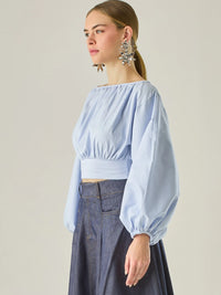 Blusa corta de escote amplio y mangas globo que aportan un aire dramático y femenino. Con ajuste en la cintura y caída fluida, es una pieza sofisticada y fresca que eleva cualquier look con un estilo moderno y elegante.

Detalles:

Color: Baby Blue

Material: 95% Algodón 5% Elastomero