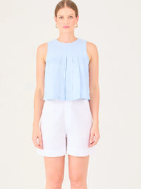 Blusa sin mangas de silueta recta con delicados pliegues frontales que aportan movimiento y un acabado refinado.

Detalles:

Color: Baby Blue
