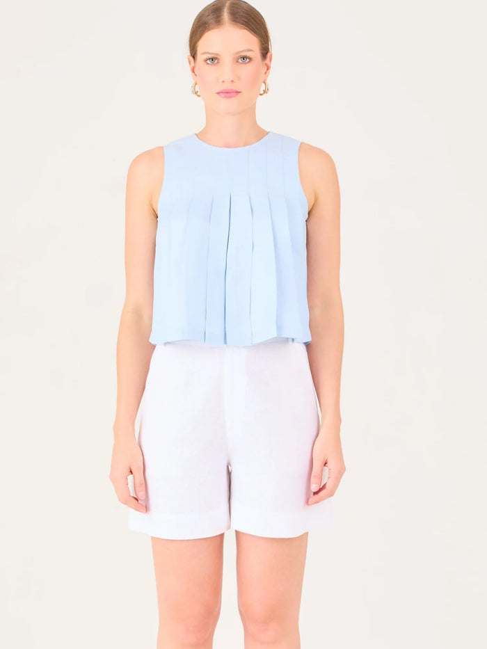 Blusa sin mangas de silueta recta con delicados pliegues frontales que aportan movimiento y un acabado refinado.

Detalles:

Color: Baby Blue