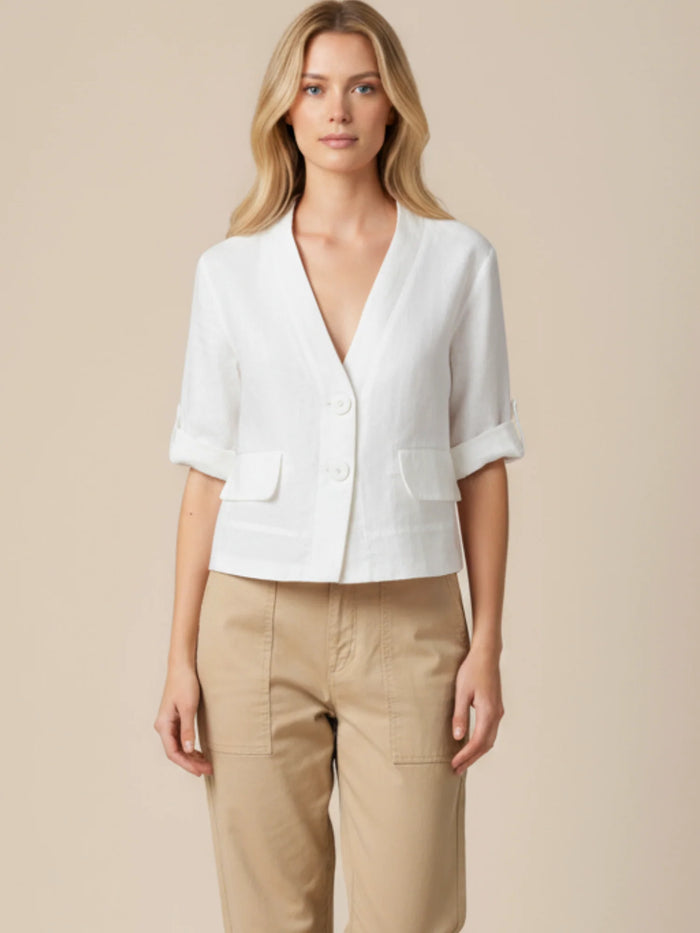 Blusa tipo blazer corto con escote en V y estructura ligera. Frente de dos botones que define sin apretar, mangas a medio brazo con vuelta y trabilla, y bolsillos con tapa. Largo a la cintura para equilibrar proporciones. Versátil y pulida: úsala abierta o cerrada con pantalón alto o falda

Detalles:

Color: Blanco