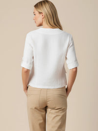 Blusa tipo blazer corto con escote en V y estructura ligera. Frente de dos botones que define sin apretar, mangas a medio brazo con vuelta y trabilla, y bolsillos con tapa. Largo a la cintura para equilibrar proporciones. Versátil y pulida: úsala abierta o cerrada con pantalón alto o falda

Detalles:

Color: Blanco