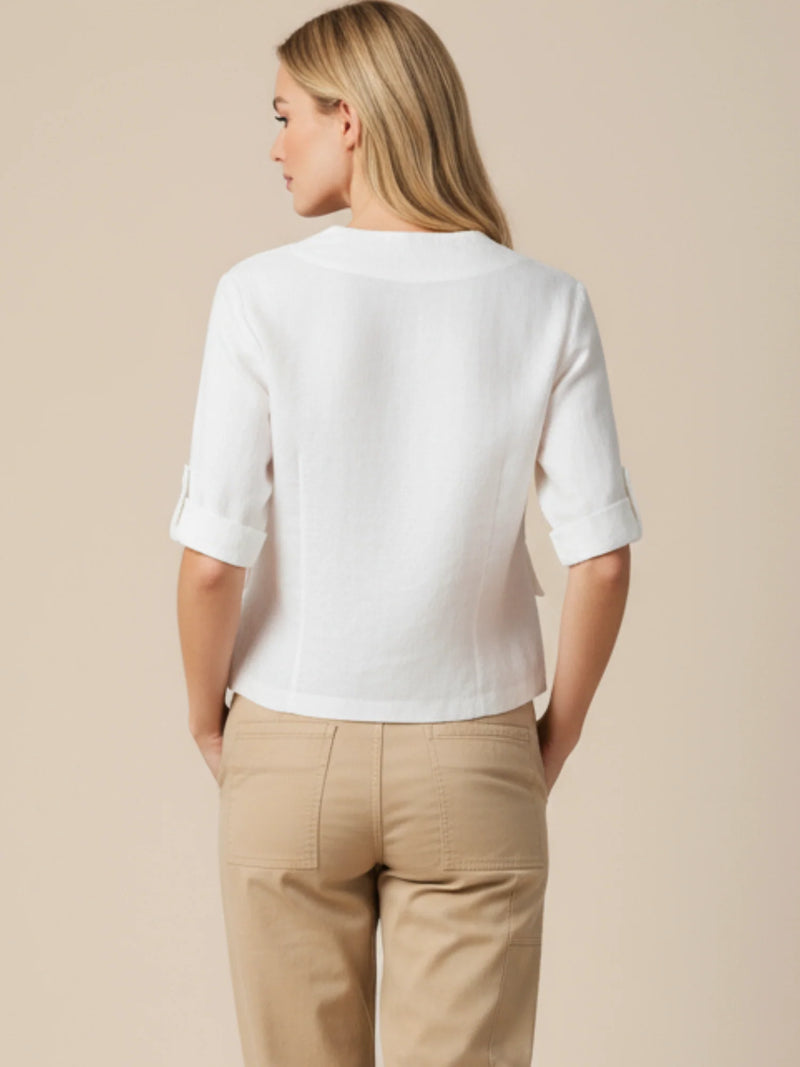 Blusa tipo blazer corto con escote en V y estructura ligera. Frente de dos botones que define sin apretar, mangas a medio brazo con vuelta y trabilla, y bolsillos con tapa. Largo a la cintura para equilibrar proporciones. Versátil y pulida: úsala abierta o cerrada con pantalón alto o falda

Detalles:

Color: Blanco