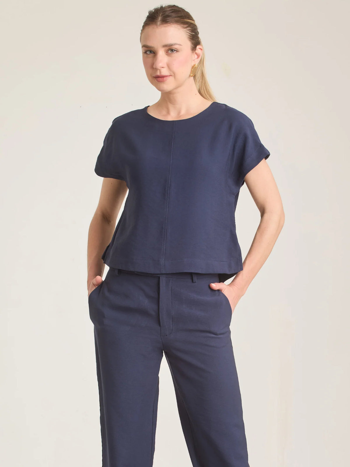 Blusa Bonne Azul  con corte recto y estilo elegante ideal para looks frescos y modernos.