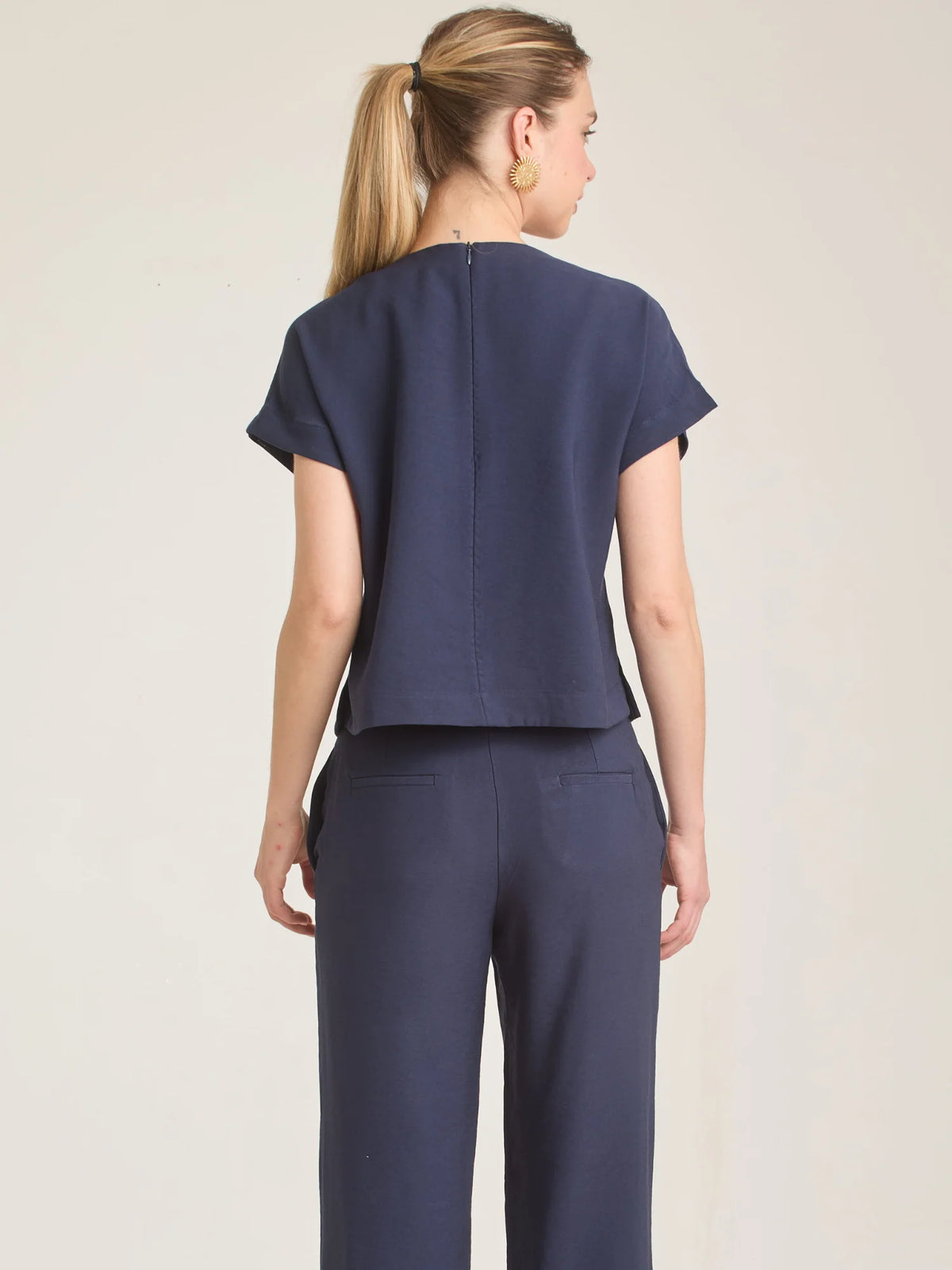 Blusa Bonne Azul  ligera y versátil ideal para outfits de verano y entretiempo.