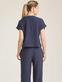 Blusa Bonne Azul  ligera y versátil ideal para outfits de verano y entretiempo.