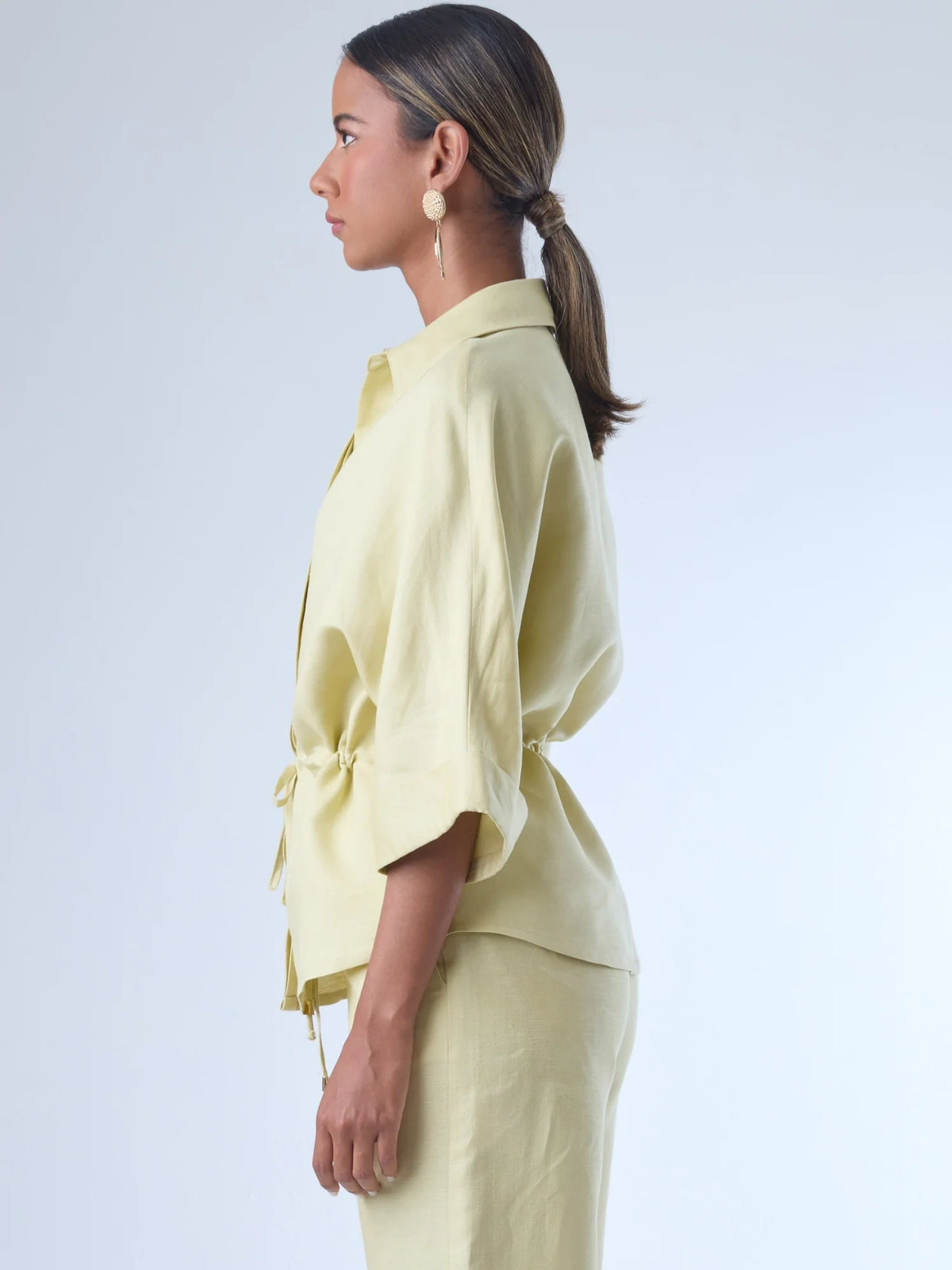 Blusa sin mangas de corte recto y silueta relajada. Tiene cuello redondo cerrado y un diseño limpio sin detalles visibles, lo que le da un estilo minimalista y moderno. El largo llega justo a la cintura, ideal para llevar por fuera o combinada con prendas de talle alto para un look fresco y sofisticado