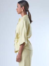 Blusa sin mangas de corte recto y silueta relajada. Tiene cuello redondo cerrado y un diseño limpio sin detalles visibles, lo que le da un estilo minimalista y moderno. El largo llega justo a la cintura, ideal para llevar por fuera o combinada con prendas de talle alto para un look fresco y sofisticado