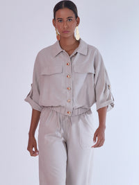 Relajada pero estructurada, esta blusa de silueta amplia combina un diseño utilitario con detalles refinados. Presenta bolsillos de solapa en el pecho, mangas con opción de ajuste y una botonadura dorada que aporta un toque de brillo sutil. Ideal para estilismos casuales con elegancia natural, o para elevar conjuntos relajados con una prenda clave y atemporal.