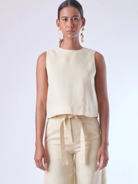 Blusa sin mangas de corte recto y silueta relajada. Tiene cuello redondo cerrado y un diseño limpio sin detalles visibles, lo que le da un estilo minimalista y moderno. El largo llega justo a la cintura, ideal para llevar por fuera o combinada con prendas de talle alto para un look fresco y sofisticado

Detalles:

Color: Sand

Material: 100% lino.&nbsp;