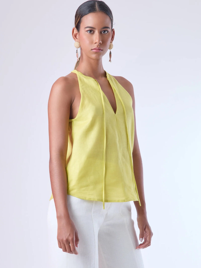 Blusa sin mangas de corte relajado con escote en "V" y delicado detalle de lazo que añade un toque sutil y femenino. Su diseño ligero y elegante la hace ideal para lograr un look fresco, moderno y atemporal

Detalles:

Color: Amarillo