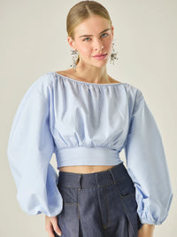 Blusa corta de escote amplio y mangas globo que aportan un aire dramático y femenino. Con ajuste en la cintura y caída fluida, es una pieza sofisticada y fresca que eleva cualquier look con un estilo moderno y elegante.

Detalles:

Color: Baby Blue

Material: 95% Algodón 5% Elastomero