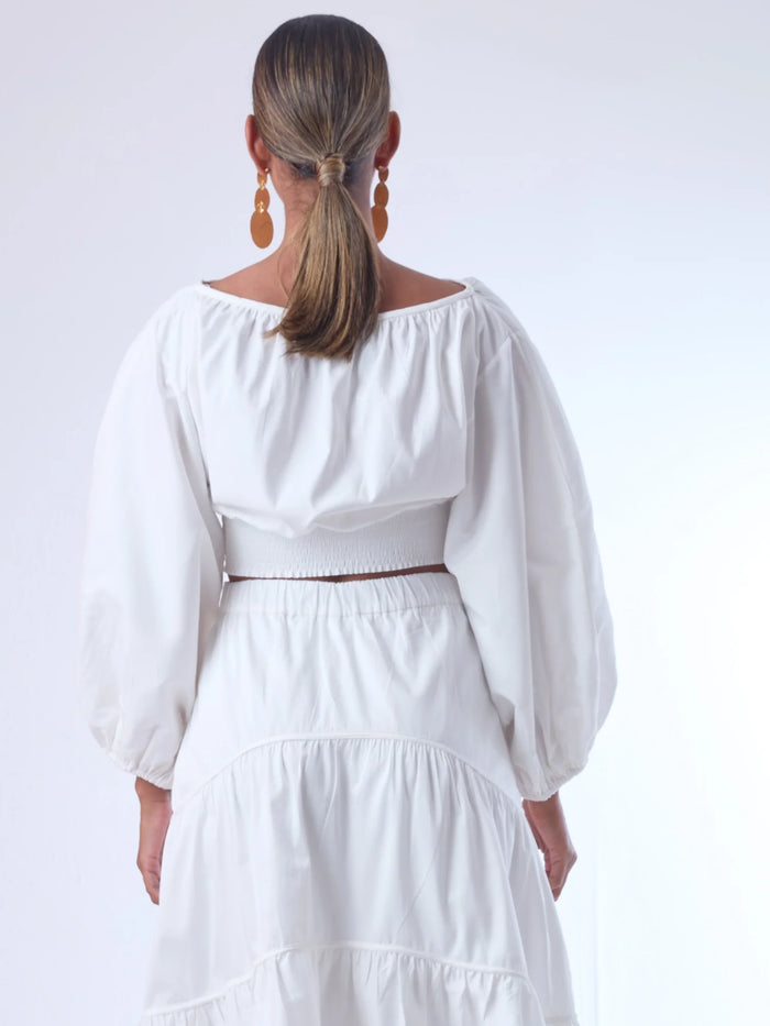 Blusa corta de escote amplio y mangas globo que aportan un aire dramático y femenino. Con ajuste en la cintura y caída fluida, es una pieza sofisticada y fresca que eleva cualquier look con un estilo moderno y elegante.

Detalles:

Color: Blanco