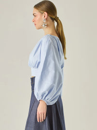 Blusa corta de escote amplio y mangas globo que aportan un aire dramático y femenino. Con ajuste en la cintura y caída fluida, es una pieza sofisticada y fresca que eleva cualquier look con un estilo moderno y elegante.

Detalles:

Color: Baby Blue

Material: 95% Algodón 5% Elastomero