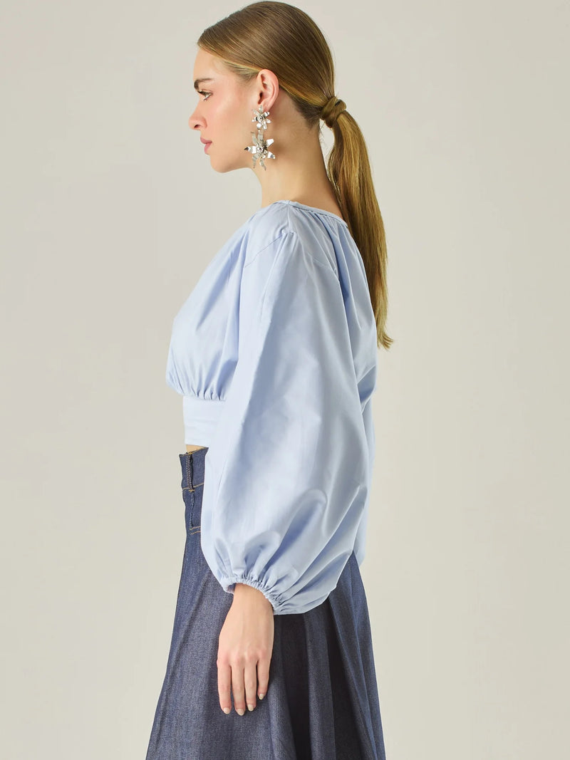Blusa corta de escote amplio y mangas globo que aportan un aire dramático y femenino. Con ajuste en la cintura y caída fluida, es una pieza sofisticada y fresca que eleva cualquier look con un estilo moderno y elegante.

Detalles:

Color: Baby Blue

Material: 95% Algodón 5% Elastomero