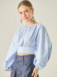Blusa corta de escote amplio y mangas globo que aportan un aire dramático y femenino. Con ajuste en la cintura y caída fluida, es una pieza sofisticada y fresca que eleva cualquier look con un estilo moderno y elegante.

Detalles:

Color: Baby Blue

Material: 95% Algodón 5% Elastomero