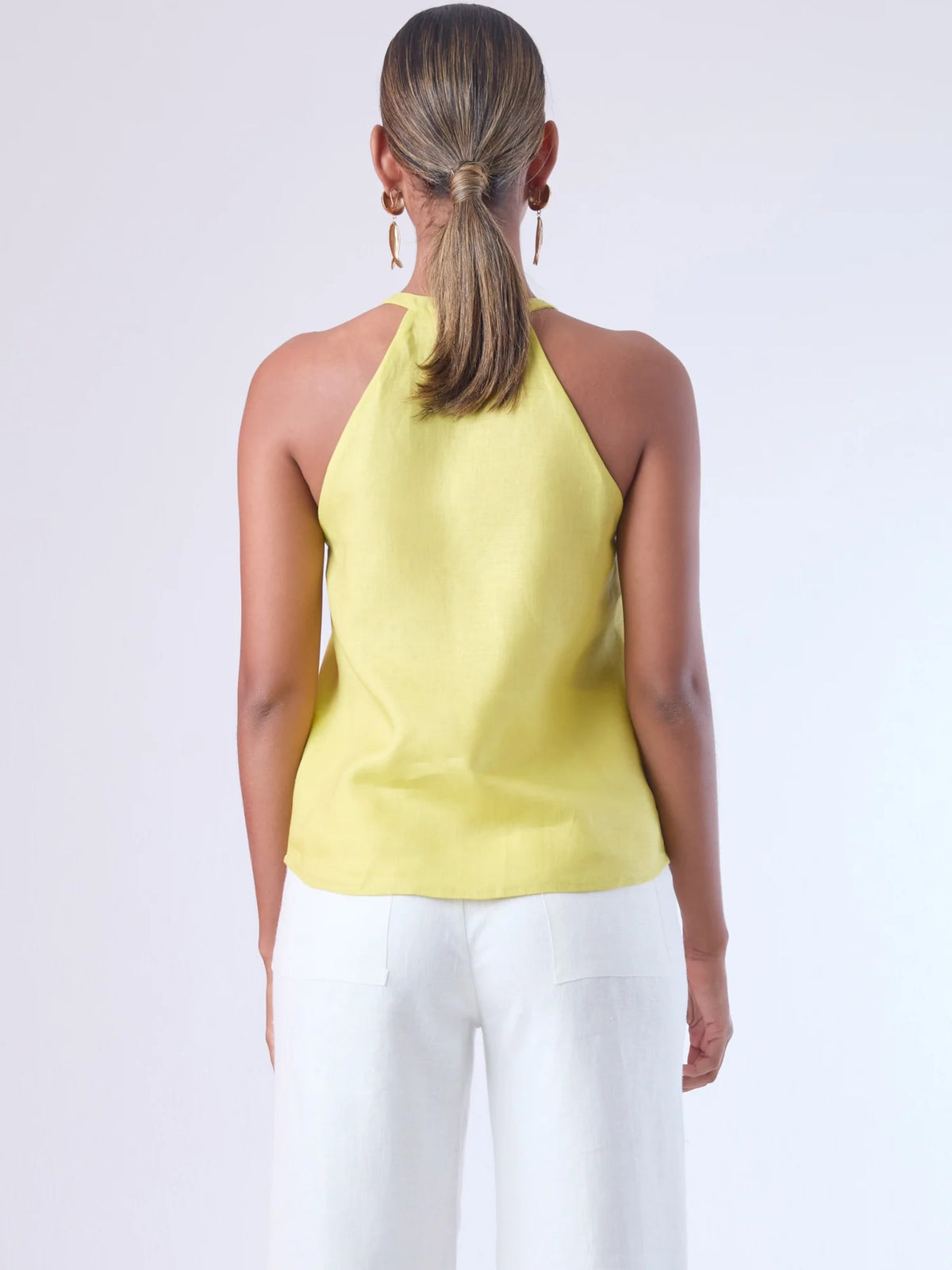 Blusa sin mangas de corte relajado con escote en "V" y delicado detalle de lazo que añade un toque sutil y femenino. Su diseño ligero y elegante la hace ideal para lograr un look fresco, moderno y atemporal

Detalles:

Color: Amarillo