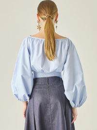 Blusa corta de escote amplio y mangas globo que aportan un aire dramático y femenino. Con ajuste en la cintura y caída fluida, es una pieza sofisticada y fresca que eleva cualquier look con un estilo moderno y elegante.

Detalles:

Color: Baby Blue

Material: 95% Algodón 5% Elastomero