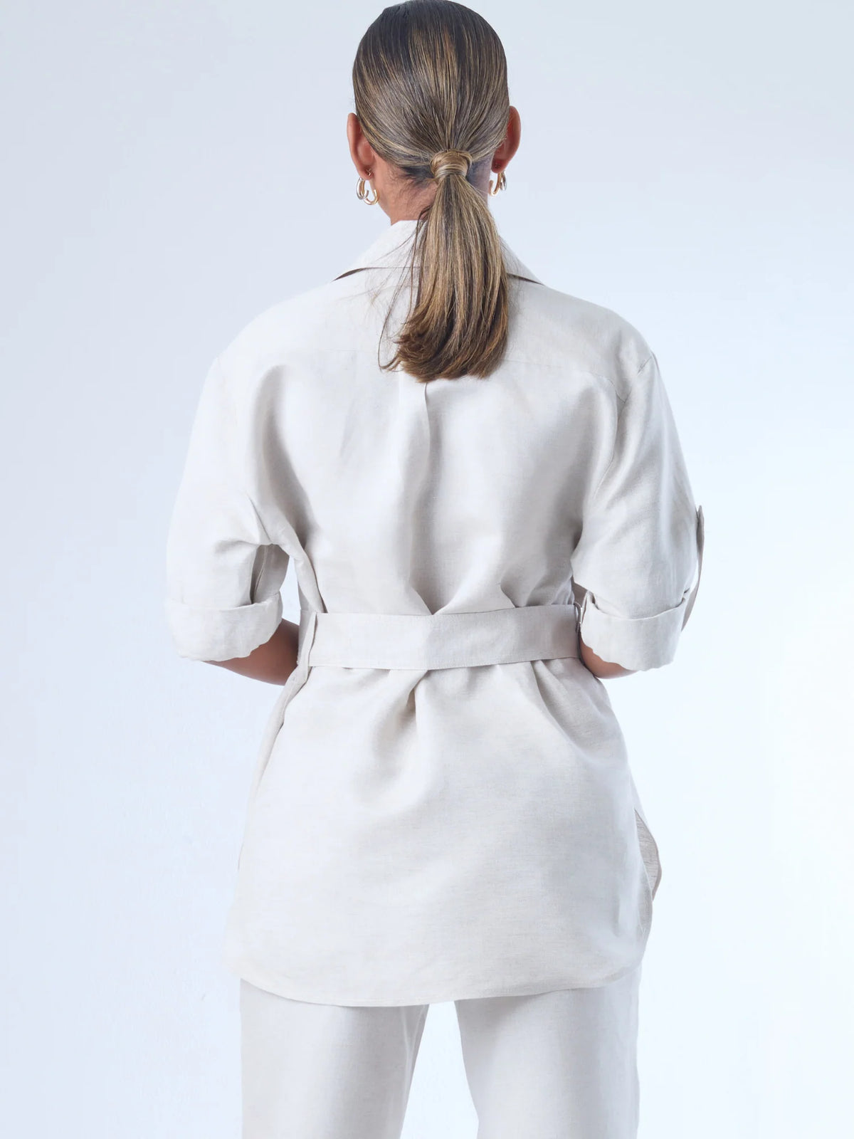Estructurada y versátil, esta sobrecamisa de corte recto incorpora un cinturón que define la cintura y realza la silueta. Con bolsillos tipo parche en el pecho, manga con ajuste y botonadura clásica, es una prenda ideal para looks monocromáticos, estilismos urbanos o conjuntos sofisticados de inspiración utilitaria. Perfecta como pieza central de un outfit cómodo y elegante.