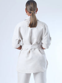 Estructurada y versátil, esta sobrecamisa de corte recto incorpora un cinturón que define la cintura y realza la silueta. Con bolsillos tipo parche en el pecho, manga con ajuste y botonadura clásica, es una prenda ideal para looks monocromáticos, estilismos urbanos o conjuntos sofisticados de inspiración utilitaria. Perfecta como pieza central de un outfit cómodo y elegante.