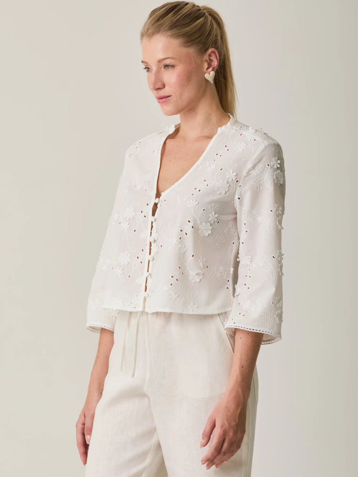 Blusa Maddie Blanco con bordado calado bohemio y botones forrados en la parte frontal.