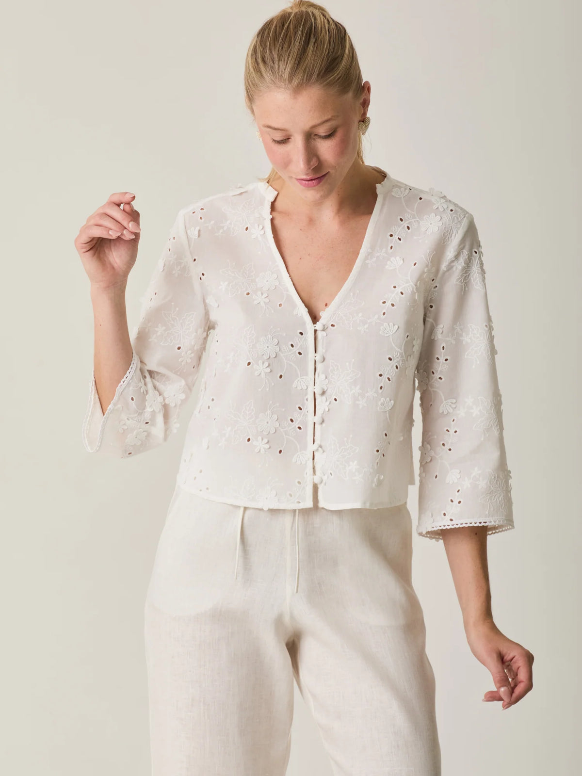Blusa Maddie Blanco para mujer con estilo romántico, bordado floral y manga tres cuartos.