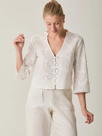 Blusa Maddie Blanco para mujer con estilo romántico, bordado floral y manga tres cuartos.