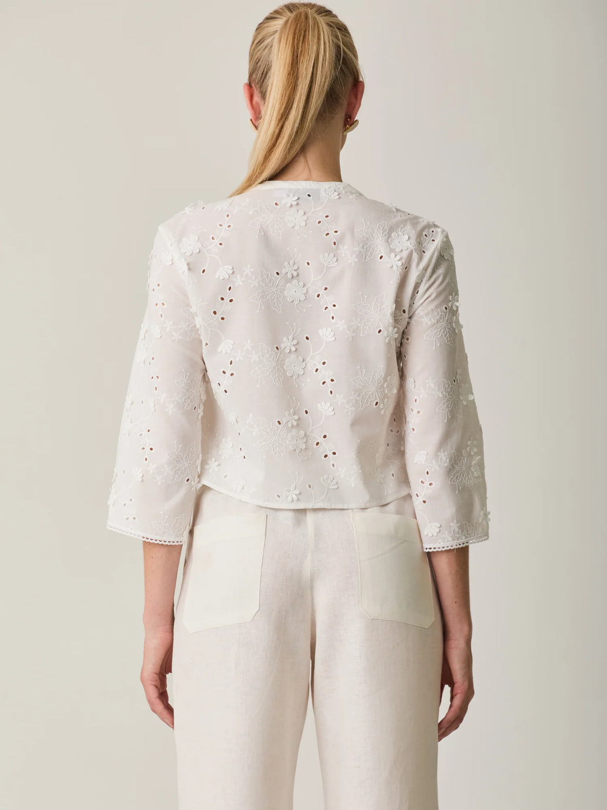 Blusa Maddie Blanco con escote en V, con acabado floral bordado.